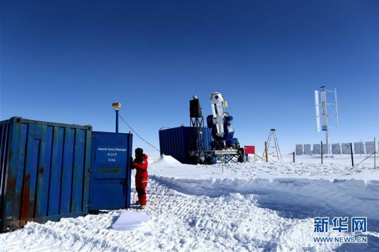 1月5日，科考队员将相关设备运至天文场地。 中国第35次南极科考队昆仑队在抵达南极昆仑站后，1月5日全面展开天文、冰川和测绘等项目的科研工作。