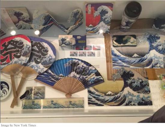 《神奈川冲浪里》为元素的文创产品