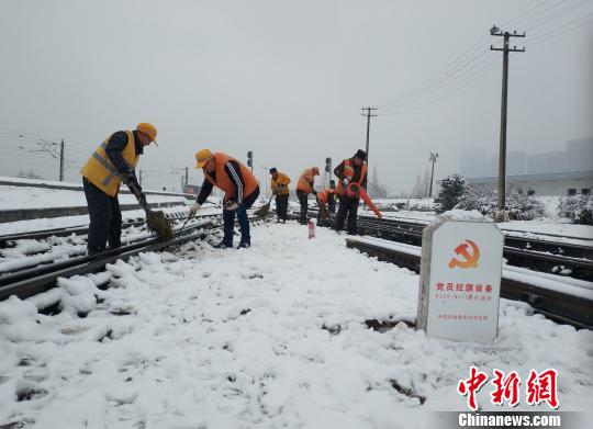 合肥工务段组织职工不间断清扫铁道线道岔积雪，保障铁路安全畅通。　窦铖 摄