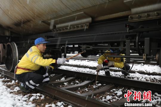 南京东车辆段货车检车员风雪里按标准作业，保障运输安全。　刘寅 摄