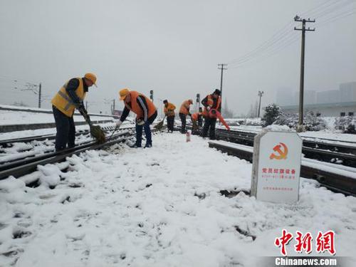 南京东车辆段货车检车员风雪里按标作业，坚守岗位保障运输安全。（刘寅 摄）