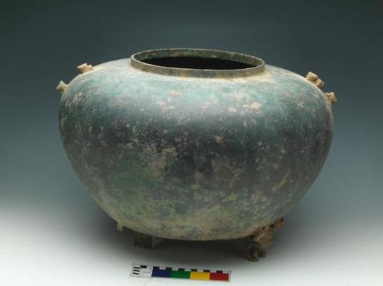▲青铜器窖藏H1445中出土的浴缶 。