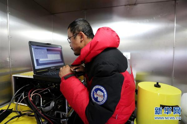 　1月10日，科考队员杨元德在保温舱内进行绝对重力测量。