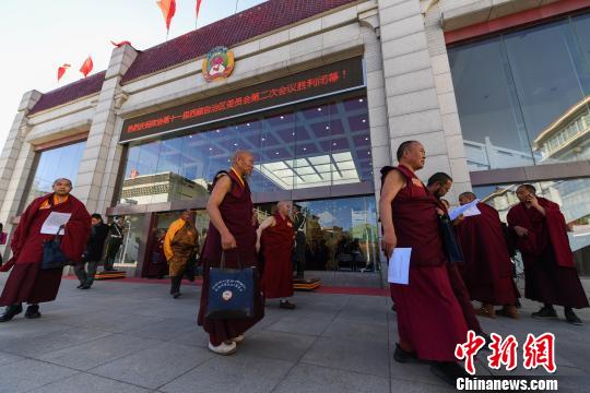 1月13日，本次政协会议闭幕后，西藏宗教界政协委员走出会场。　何蓬磊 摄