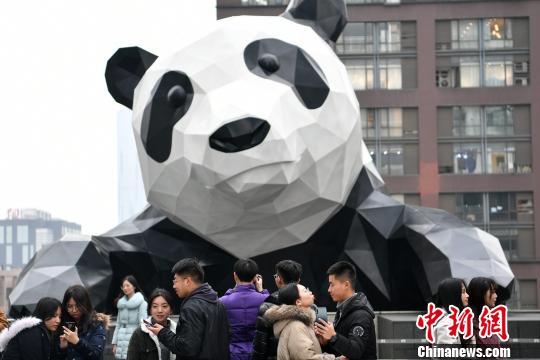 成都闹市巨型大熊猫雕塑成网红打卡地