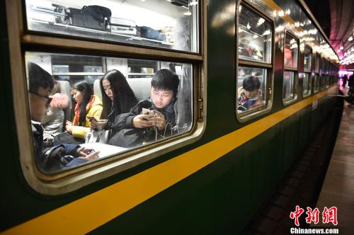 图为旅客在站点火车上。<a target='_blank' href='http://www.chinanews.com/' >中新网</a>记者 金硕 摄