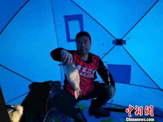 100多人在中国北疆比“冰钓”