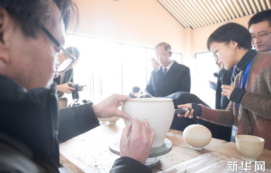 1月22日，游客在上虞区凤凰山考古遗址公园了解越窑青瓷制作。
