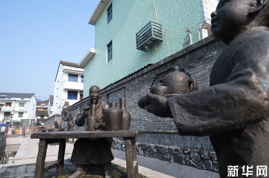 在上虞区上浦镇大善小坞村拍摄的青瓷文化雕像（1月22日摄）。