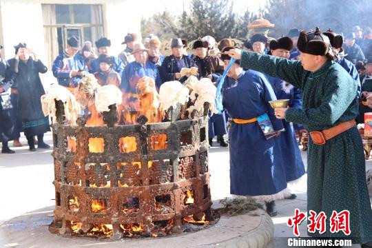 图为成吉思汗陵举行的祭火仪式。　李勇 摄