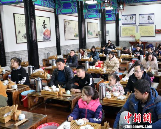 图为游客在“我到孔府过大年”活动期间到孔子故里学习茶艺。　孙广哲　摄