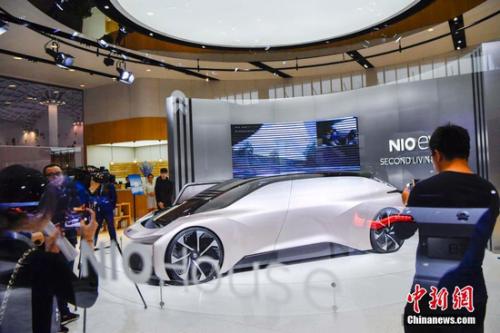 图为国产新能源汽车品牌蔚来展出的一款EVE无人驾驶和纯电驱动概念车吸引观众。<a target='_blank' href='http://www.chinanews.com/'>中新社</a>记者 骆云飞 摄