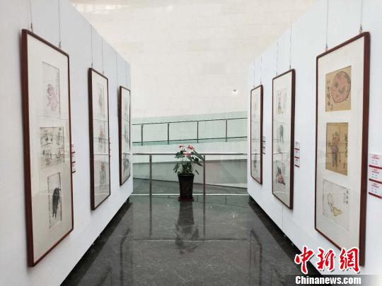 山西太原美术馆正在举办“金猪呈祥—猪年画猪漫画展”，这是继戊戌狗年后，开展的第二届生肖漫画展。　杨佩佩 摄