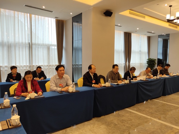 1月30日，广西壮族自治区政协十二届二次会议第十一组临时党支部学习。肖亮升摄 0