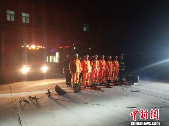 地震发生后，当地救援力量第一时间集合。(塔城消防救援支队供图) 王小军 摄