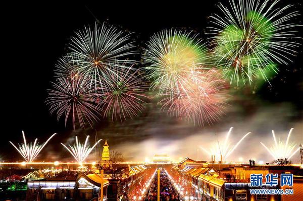 　2月9日，在河北正定古城南城门上空，璀璨的电子烟花给人们带来一道视觉盛宴。