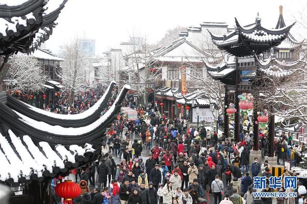 2月8日，游客在南京夫子庙景区游览。