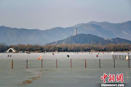 图为：北京颐和园昆明湖滑冰 范宇斌 摄