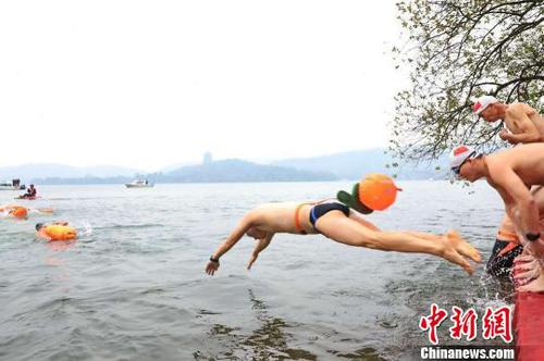 图为：杭州西湖冬泳 闵一心 摄