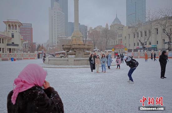 2月12日，市民及游客在雪中的天津意式风情街马可波罗广场拍照游玩。当天，天津迎来2019年首场降雪。<a target='_blank' href=''>中新社</a>记者 佟郁 摄