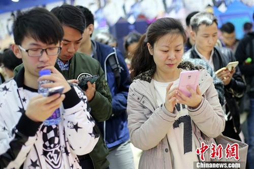 资料图：民众使用手机上网。<a target='_blank' href='http://www.chinanews.com/'>中新社</a>记者 泱波 摄