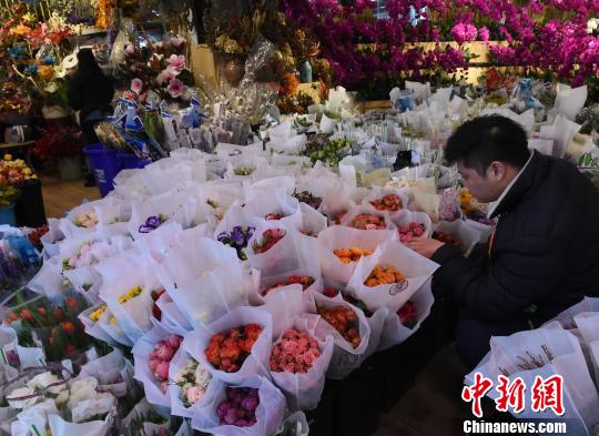 图为市民在鲜花市场挑选玫瑰花作为情人节礼物。　周毅 摄
