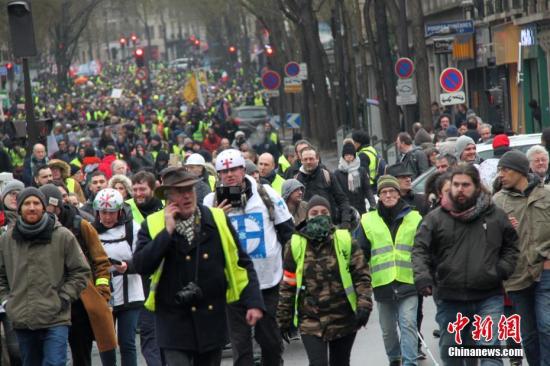 资料图：当地时间1月19日，巴黎遭遇自2018年11月以来的第十轮示威。图为示威游行队伍当天穿过巴黎市中心。<a target='_blank' href='http://www.chinanews.com/'>中新社</a>记者 李洋 摄