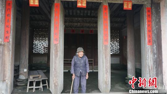 侯家大院90岁的吴桂兰奶奶。　符宇群 摄