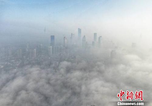 超强浓雾今晨突袭江苏大部城市“漂浮云端”
