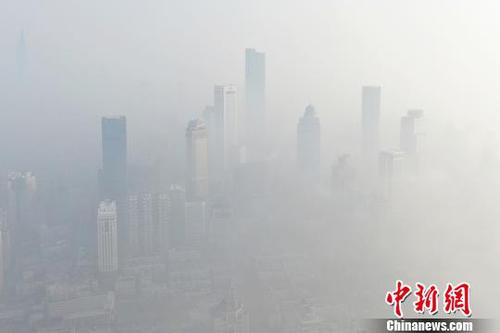 浓雾笼罩南京。　泱波 摄