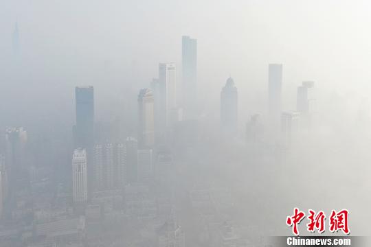 浓雾笼罩南京。　泱波 摄