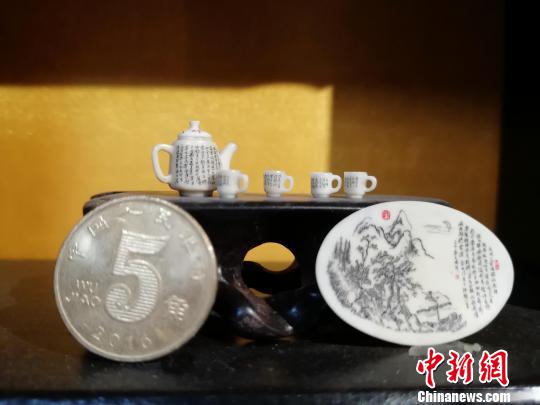 王天明手工雕刻的《经典壶型二十例》，其中，重量最轻的仅2.6克，大小不足一枚5角硬币。　孙婷婷 摄