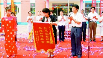 赵春梅创办的幼教集团无偿支援农村幼儿园，拉手农村幼教，实现区域教育均衡发展。