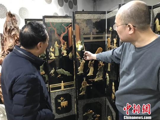 陈晖向来宾展示日本回流的福州寿山石屏风珍品。　郑松波 摄