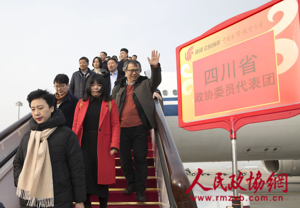 3月1日，来自四川的全国政协委员抵达北京，出席全国政协十三届二次会议。本报记者 齐波 摄_副本