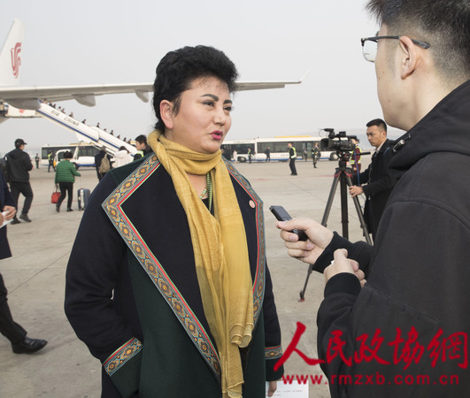 3月1日，来自四川的全国政协委员抵达北京，出席全国政协十三届二次会议。图为郭瓦·加毛吉委员接受媒体采访。本报记者 齐波 摄_副本