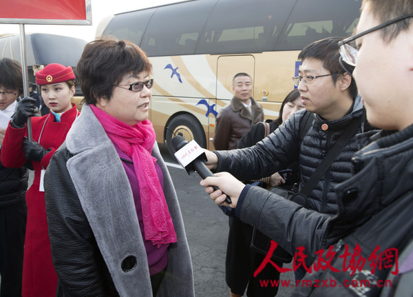 3月1日，来自四川的全国政协委员抵达北京，出席全国政协十三届二次会议。图为仰协委员接受媒体采访。本报记者 齐波 摄_副本