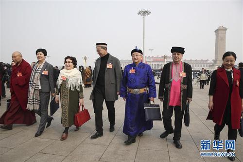 　　3月3日，中国人民政治协商会议第十三届全国委员会第二次会议在北京人民大会堂开幕。这是全国政协委员走向会场。 新华社记者 金立旺 摄