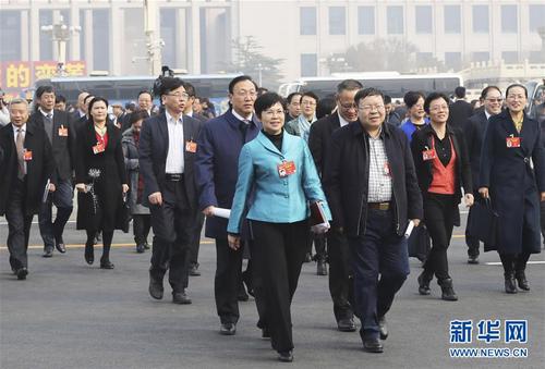 　　3月3日，中国人民政治协商会议第十三届全国委员会第二次会议在北京人民大会堂开幕。这是全国政协委员走向会场。 新华社记者 殷刚 摄