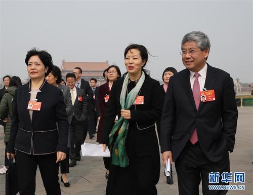　3月3日，中国人民政治协商会议第十三届全国委员会第二次会议在北京人民大会堂开幕。这是全国政协委员走向会场。 新华社记者 金立旺 摄
