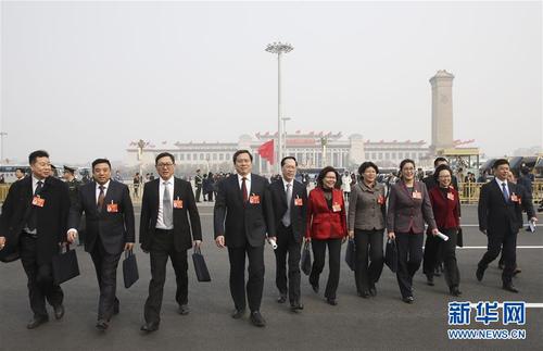 3月3日，中国人民政治协商会议第十三届全国委员会第二次会议在北京人民大会堂开幕。这是全国政协委员走向会场。 新华社记者 殷刚 摄