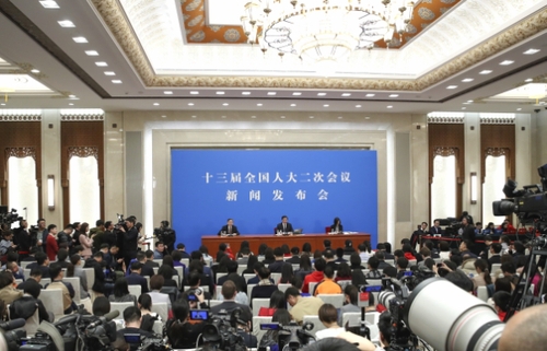 3月4日，十三届全国人大二次会议在北京人民大会堂举行新闻发布会。大会发言人张业遂就大会议程和人大工作相关的问题回答中外记者提问1。
