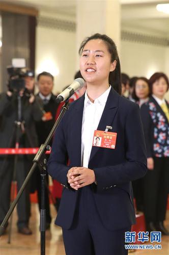 　　3月5日，第十三届全国人民代表大会第二次会议在北京人民大会堂开幕。这是全国人大代表程桔在“代表通道”接受采访。 新华社记者殷刚摄
