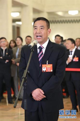 　　3月5日，第十三届全国人民代表大会第二次会议在北京人民大会堂开幕。这是全国人大代表党永富在“代表通道”接受采访。 新华社记者殷刚摄