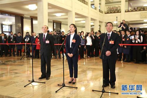 　　3月5日，第十三届全国人民代表大会第二次会议在北京人民大会堂开幕。这是全国人大代表马善祥、程桔、党永富（从左至右）在“代表通道”接受采访。 新华社记者殷刚摄