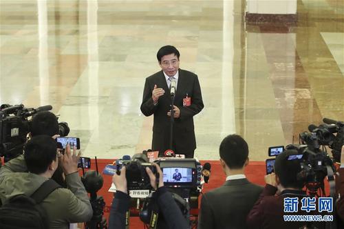 　　3月5日，第十三届全国人民代表大会第二次会议在北京人民大会堂开幕。这是工业和信息化部部长苗圩在“部长通道”接受采访。 新华社记者 殷刚 摄
