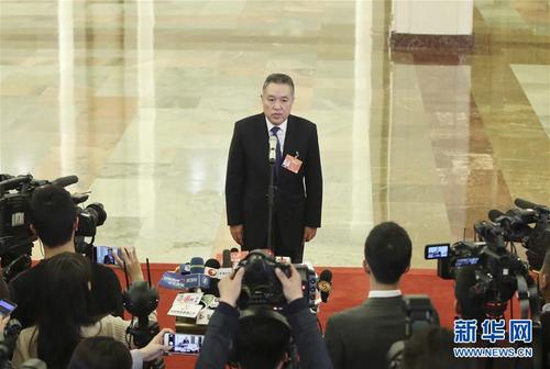 　　3月5日，第十三届全国人民代表大会第二次会议在北京人民大会堂开幕。这是国家市场监督管理总局局长张茅在“部长通道”接受采访。 新华社记者 殷刚 摄