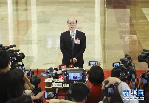 　　3月5日，第十三届全国人民代表大会第二次会议在北京人民大会堂开幕。这是国务院台湾事务办公室主任刘结一在“部长通道”接受采访。 新华社记者 殷刚 摄