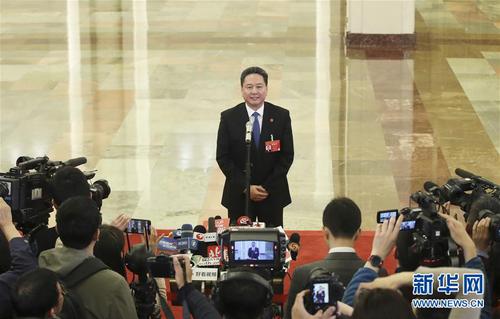 　　3月5日，第十三届全国人民代表大会第二次会议在北京人民大会堂开幕。这是交通运输部部长李小鹏在“部长通道”接受采访。 新华社记者 殷刚 摄