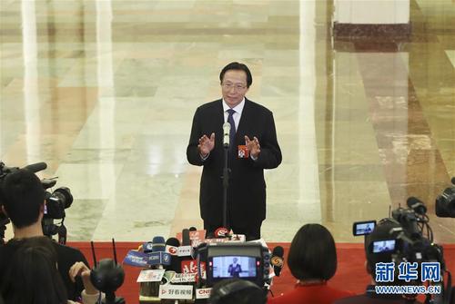 　　3月5日，第十三届全国人民代表大会第二次会议在北京人民大会堂开幕。这是农业农村部部长韩长赋在“部长通道”接受采访。 新华社记者 殷刚 摄